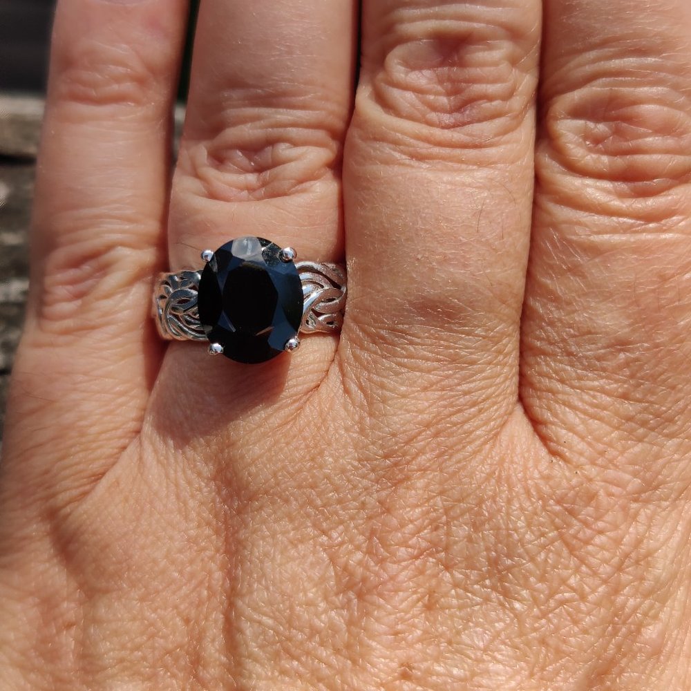 NATURAL 6 CT THAI BLACK SPINEL RING